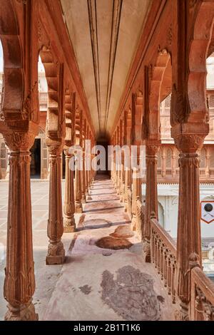 Arcade nel cortile interno all'interno del Forte Junagarh, Bikaner, Rajasthan, India Foto Stock