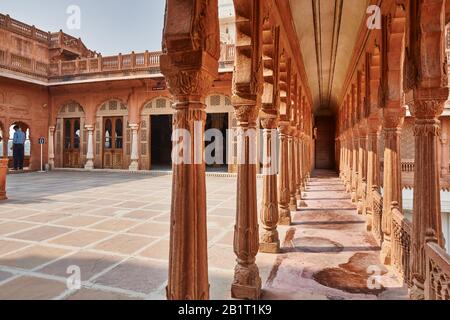 Arcade nel cortile interno all'interno del Forte Junagarh, Bikaner, Rajasthan, India Foto Stock