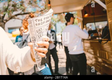 Camion alimentari al Festival OFFF 2019 al Museo del Disseny. Barcellona, Spagna. Foto Stock