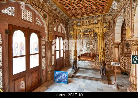 Il Jhoola (swing) dentro Phool Mahal o il palazzo dei fiori, il forte di Junagarh, Bikaner, Rajasthan, India Foto Stock