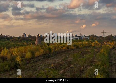 Duisburg, North Rhine-Westfalia, Germania - 09 novembre 2019: Vista sull'ex deposito merci a Duisburg-Wedau vicino al Sechi-Secht-Platte (Six Lak Foto Stock