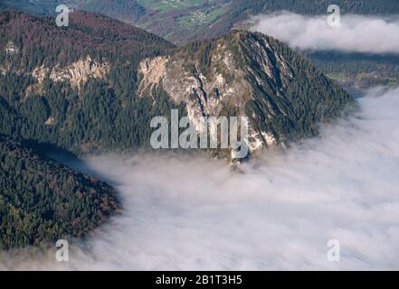Autunno Alpi montagna misty mattina vista da Jenner Piattaforma Di Osservazione, Schonau am Konigssee, Berchtesgaden parco nazionale, Baviera, Germania. Pittoresco Foto Stock