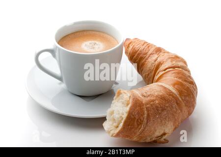 Croissant e eine Tasse Kaffee zum Fruehstueck Foto Stock
