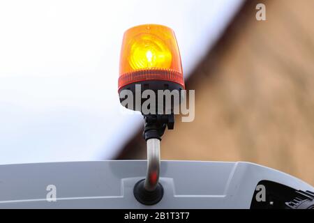 Luce arancione lampeggiante sul trasporto su sfondo sfocato Foto Stock