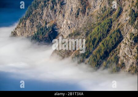 Autunno Alpi montagna misty mattina vista dalla piattaforma Di Osservazione Jenner, Schonau am Konigssee, Baviera, Germania. Viaggio pittoresco, stagionale e naturale Foto Stock