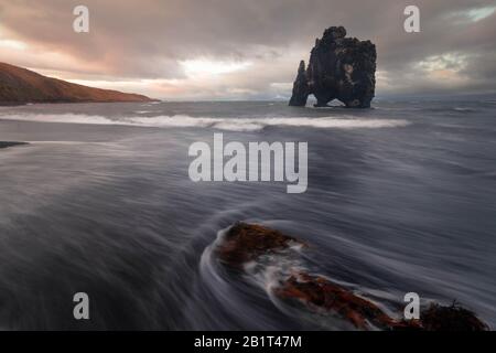 Famosa Rhino Rock chiamata Hvitserkur accanto a Osar nel Nord Islanda. Foto Stock