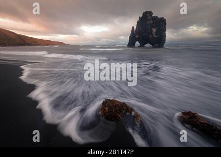 Famosa Rhino Rock chiamata Hvitserkur accanto a Osar nel Nord Islanda. Foto Stock