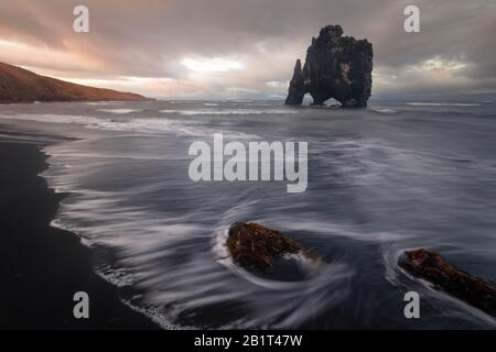 Famosa Rhino Rock chiamata Hvitserkur accanto a Osar nel Nord Islanda. Foto Stock