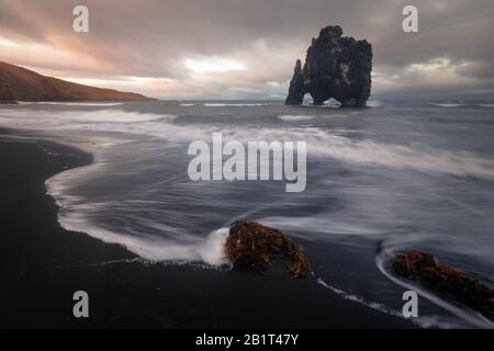 Famosa Rhino Rock chiamata Hvitserkur accanto a Osar nel Nord Islanda. Foto Stock