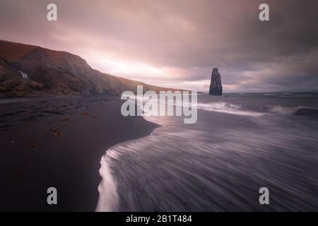 Famosa Rhino Rock chiamata Hvitserkur accanto a Osar nel Nord Islanda. Foto Stock