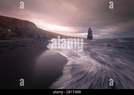 Famosa Rhino Rock chiamata Hvitserkur accanto a Osar nel Nord Islanda. Foto Stock