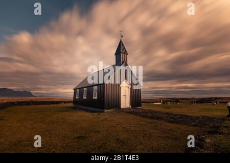 Chiesa di Búðakirkja nella città di Búdir nella penisola di Snæfellsnes, Islanda occidentale. Foto Stock