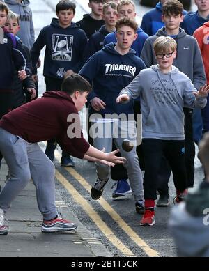 I ragazzi si sfidano per la palla di pelle durante l'evento di gioco annuale di Jedburgh Ba' su High Street di Jedburgh nei confini scozzesi. Data dell'immagine: Giovedì 27 febbraio 2020. L'evento annuale è iniziato nel 1700 e il primo gioco in assoluto è stato presumibilmente giocato con la testa di un inglese. Coinvolge due squadre, gli Uppies (residenti dalla parte superiore di Jedburgh) e i Doonies (residenti dalla parte inferiore di Jedburgh) che ottengono la palla o alla parte superiore o inferiore della città. La palla, realizzata in pelle, imbottita di paglia e decorata con nastri che rappresentano i capelli, viene gettata nella Foto Stock