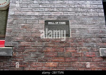 Il muro di fama che elenca le persone che hanno giocato al club caverna a liverpool inghilterra Regno Unito Foto Stock