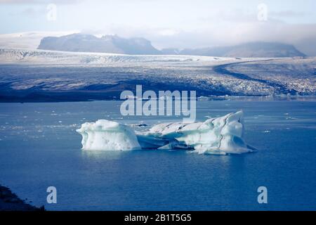 Jökulsárlón è un grande lago glaciale nel sud-est dell'Islanda, sul bordo del Vatnajökull Parco Nazionale. Foto Stock