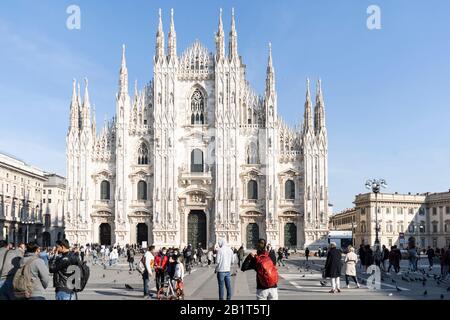 Milano, 24 febbraio 2020; Piazza del Duomo con il Duomo sullo sfondo in una giornata di sole e cielo blu. Corona Virus a Milano, persone a piedi Foto Stock