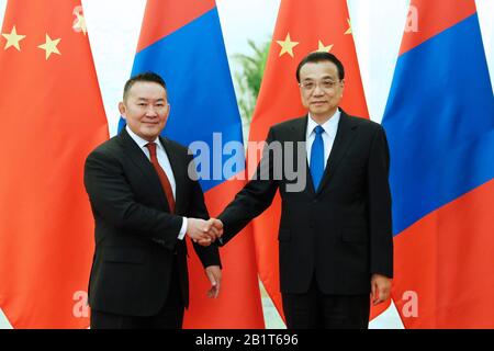 Pechino, Cina. 27th Feb, 2020. Il Premier cinese li Keqiang incontra il presidente mongolo Khaltmaa Battulga alla Grande Sala Del Popolo di Pechino, capitale della Cina, 27 febbraio 2020. Credito: Liu Bin/Xinhua/Alamy Live News Foto Stock