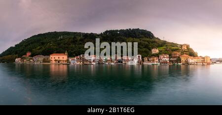 Città dei pescatori di Pasaia nei Paesi Baschi. Foto Stock