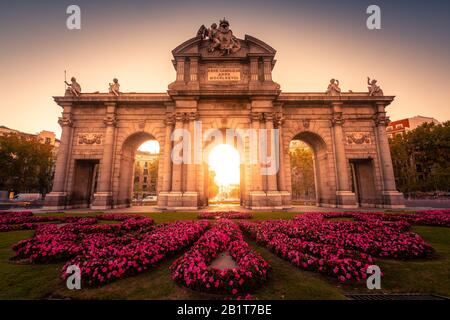 Puerta de Alcala / porta di Alcala nel centro di Madrid, Spagna. Foto Stock