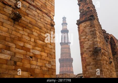 Il Qutb Minar è un minareto che fa parte del complesso Qutb, un sito patrimonio dell'umanità nell'area di Mehrauli di Delhi, India. Foto Stock