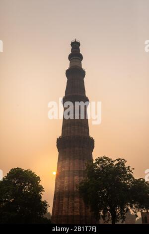 Il Qutb Minar è un minareto che fa parte del complesso Qutb, un sito patrimonio dell'umanità nell'area di Mehrauli di Delhi, India. Foto Stock