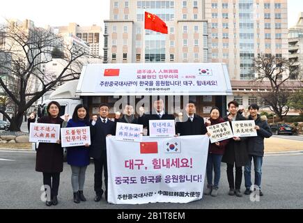 (200227) -- SEOUL, 27 febbraio 2020 (Xinhua) -- Ambasciatore cinese presso la Corea del Sud Xing Haaring (C) e altri membri dell'ambasciata si rallegrano per Daegu, a Seoul, Corea del Sud, 27 febbraio 2020. Giovedì, l'Ambasciata cinese nella Corea del Sud ha donato circa 25.000 maschere mediche alla città di Daegu nella Corea del Sud, nel tentativo di sostenere la città colpita dall'epidemia di COVID-19. A tarda sera, un camion con maschere si allontanò dall'ambasciata cinese a Seoul per la città di Daegu, a circa 300 km a sud-est della capitale. (Ambasciata Cinese Nella Corea Del Sud/Handout Via Xinhua) Foto Stock