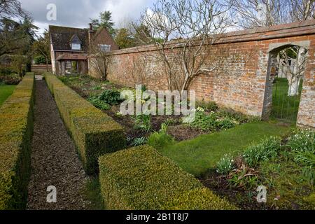 Cottage inglese giardino murato Foto Stock