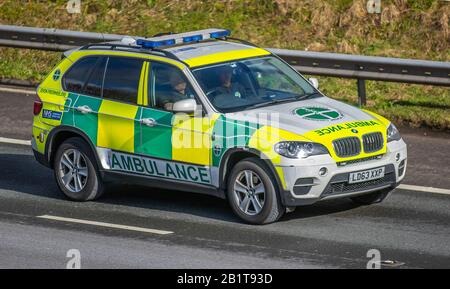 Devon Freewheelers NHS Transplant Team ambulanza; Regno Unito traffico veicolare, trasporti, veicoli moderni, berline mediche, veicoli ospedalieri, veicoli di servizio, strade britanniche, motori, motori sull'autostrada M6 Foto Stock