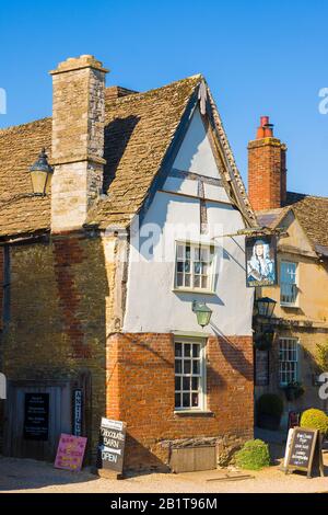 Parte di una vecchia proprietà del periodo conosciuta come il George Inn in West Street Lacock Wiltshire Inghilterra Regno Unito Foto Stock
