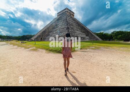 Donna con Chichen Itza rovine Maya sullo sfondo Yucatan Messico Foto Stock