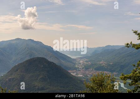 Vista dall'alto dei laghi maggiore e Mergozzo dall'Alpe Ompio, Verbano-cusio-ossola, Italia Foto Stock