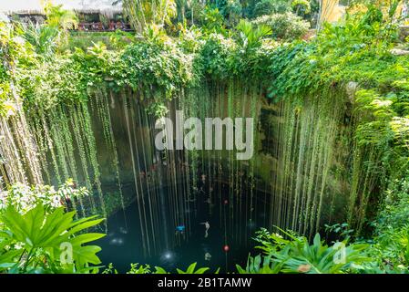 Bella vista di Ik Kil Cenote dalla cima Yucatan Messico Nord America Foto Stock