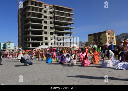 Festa di Nauryz nella provincia di Bayan Ulgii in Mongolia occidentale. Festival tradizionale kazako nomadi Foto Stock