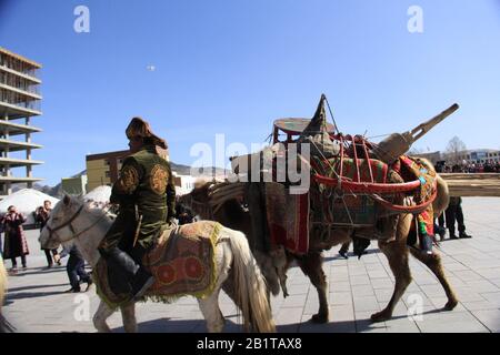 Festa di Nauryz nella provincia di Bayan Ulgii in Mongolia occidentale. Festival tradizionale kazako nomadi Foto Stock