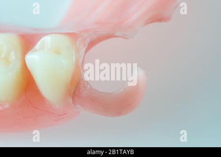 La grande immagine di un moderno di dentiera su sfondo bianco Foto Stock