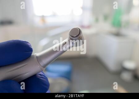 In prossimità di apparecchiature dentali, strumenti odontoiatrici, riunito suggerimenti in dental clinic. Strumenti per la pulizia dei denti e della salute orale. Foto Stock