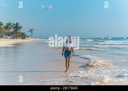 Donna che gode di una bella spiaggia di Tulum Messico Nord America Foto Stock