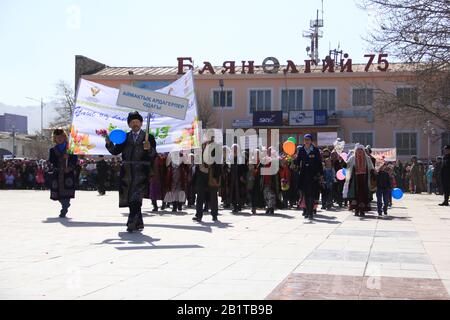 Festa di Nauryz nella provincia di Bayan Ulgii in Mongolia occidentale. Festival tradizionale kazako nomadi Foto Stock