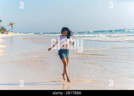 Donna che gode di una bella spiaggia di Tulum Messico Nord America Foto Stock