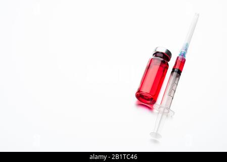 Immagini Stock - Fiala Di Vetro Per La Vaccinazione Isolata Su Una Priorità  Bassa Bianca, Nessuno.. Image 71211724