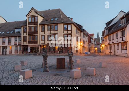 Un memoriale ai personaggi importanti di Quedlinburg la mattina presto sul "Kornmarkt", il mercato del grano Foto Stock