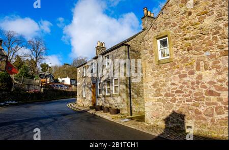 La Main Street nel villaggio di West Linton Ai Confini scozzesi, a 26 miglia a sud di Edimburgo, Scozia Foto Stock