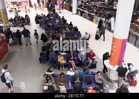 dh Terminal One MANCHESTER AIRPORT ENGLAND Partenze lounge passeggeri seduti in attesa in T1 partenze aeroporto regno unito 1 Foto Stock