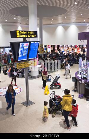 dh Terminal One MANCHESTER AIRPORT ENGLAND Partenze lounge passeggeri nell'area partenze T1 volo a bordo 1 regno unito Foto Stock