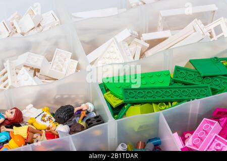 Kouvola, Finlandia - 23 gennaio 2020: Blocchi di lego di plastica ordinati per colore in scatola Foto Stock