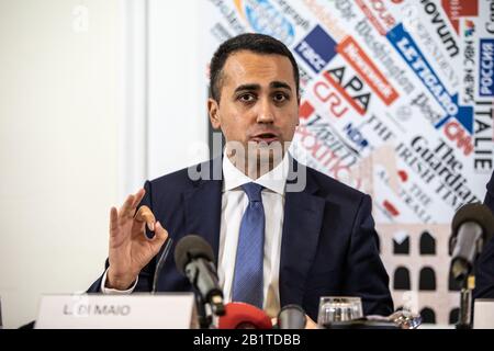 Il Ministro degli Esteri italiano Luigi di Maio parla durante la conferenza stampa Coronavirus presso la stampa estera di Roma. Foto Stock