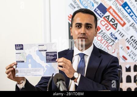 Ministro degli Esteri italiano Luigi di Maio durante la conferenza stampa Coronavirus presso la stampa estera di Roma. Foto Stock