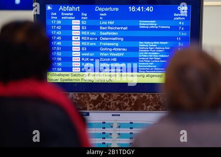 Salisburgo, Austria. 27th Feb, 2020. Calcio: Europa League, turni di knockout, round intermedio, secondi gambe, FC Red Bull Salzburg - Eintracht Francoforte. Due visitatori guardano un cartello informativo alla stazione principale, che informa sul rinvio del gioco a causa di un avvertimento di uragano. Credito: Uwe Anspach/Dpa/Alamy Live News Foto Stock
