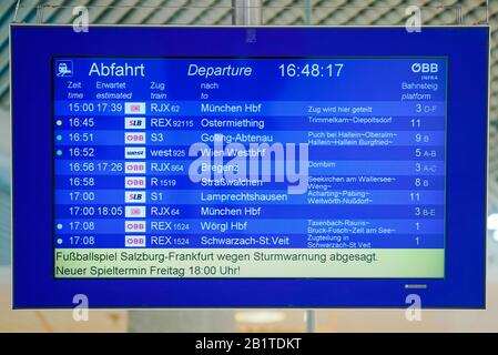 Salisburgo, Austria. 27th Feb, 2020. Calcio: Europa League, turni di knockout, round intermedio, secondi gambe, FC Red Bull Salzburg - Eintracht Francoforte. Una bacheca informativa presso la stazione principale informa circa il rinvio del gioco a causa di un avviso di uragano. Credito: Uwe Anspach/Dpa/Alamy Live News Foto Stock