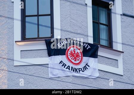 Salisburgo, Austria. 27th Feb, 2020. Calcio: Europa League, turni di knockout, round intermedio, secondi gambe, FC Red Bull Salzburg - Eintracht Francoforte. Una bandiera con l'iscrizione 'Eintracht Frankfurt' pende su un hotel nel centro della città. A causa di un uragano avvertimento il gioco Europa League di Eintracht Francoforte presso RB Salisburgo è stato annullato. Credito: Uwe Anspach/Dpa/Alamy Live News Foto Stock